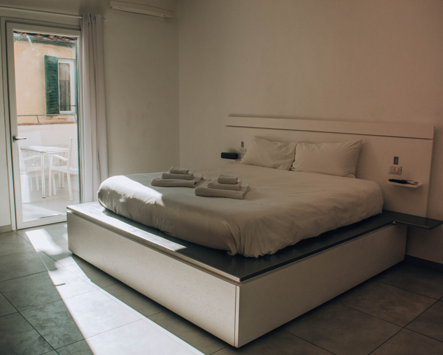 stanza da letto moderna e bianca
