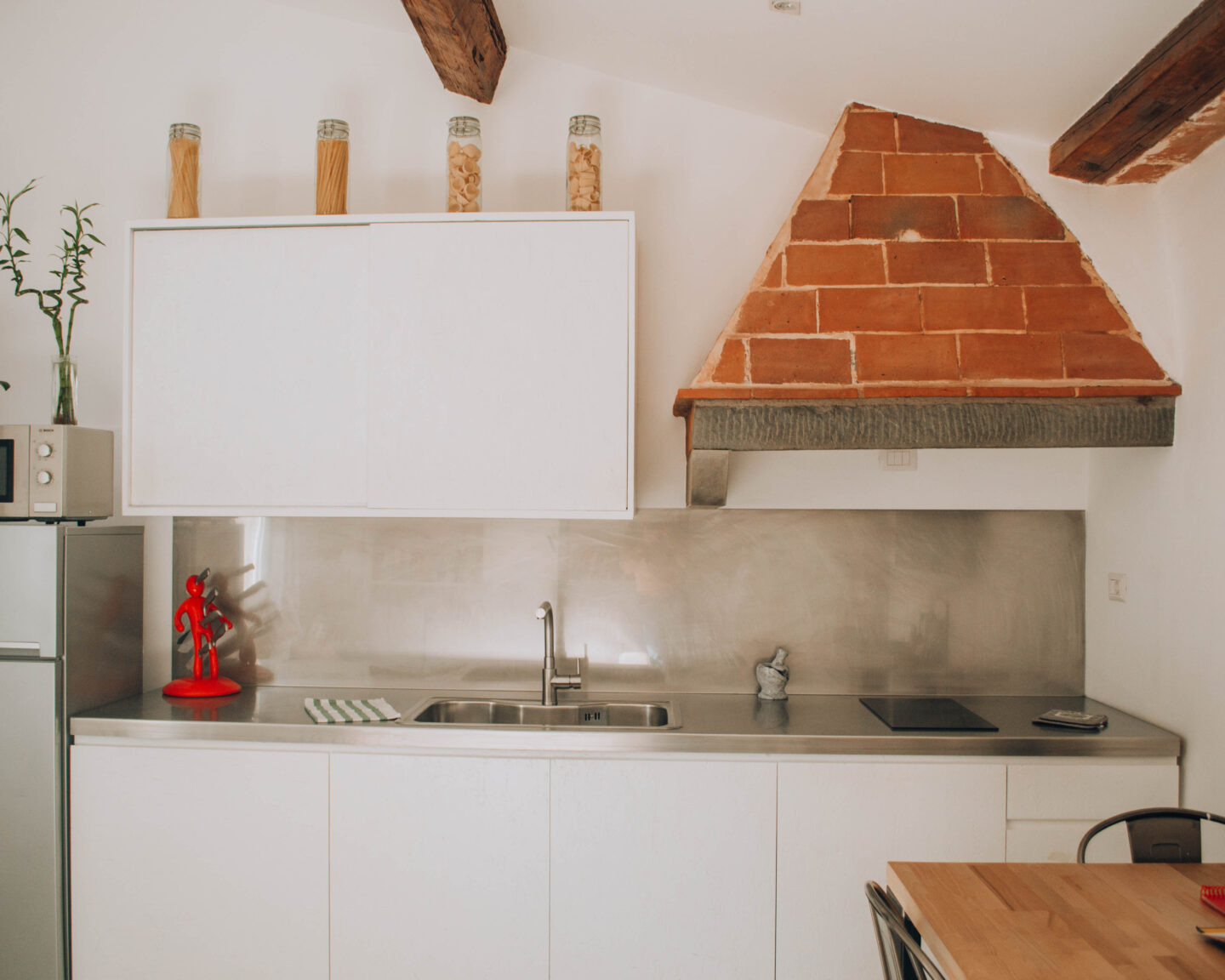 cucina moderna con inserti in pietra