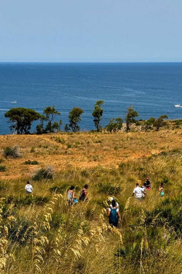 weekend in sicilia: hiking costiero in viaggio di gruppo