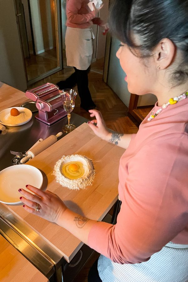 ragazza che fa la pasta all'uovo