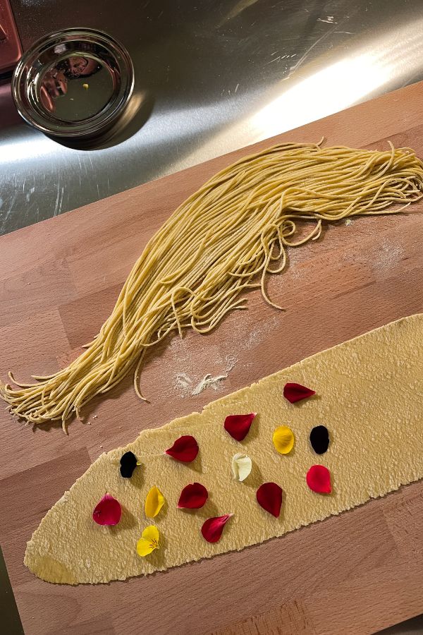 pasta all'uovo stesa e decorata con fiori commestibili